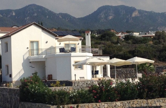 Villa de luxe avec piscine privée à débordement. Vues sur la mer et la montagne. Wifi gratuit