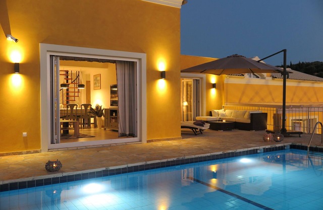 Villa de luxe avec piscine privée et vue mer et coucher de soleil
