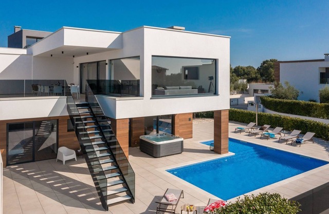Villa de luxe avec piscine privée, jacuzzi, sauna, vue sur la mer