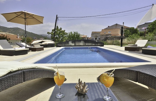 Villa de luxe avec piscine privée chauffée et vue sur la mer