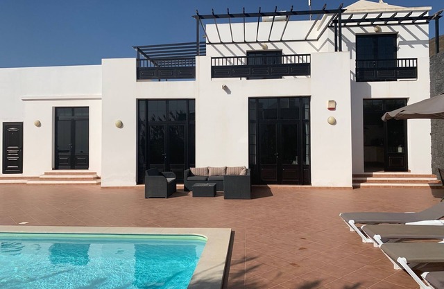 Luxury villa avec piscine chauffée privée, WIFI, vues sur la mer et les volcans