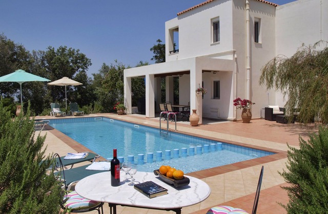 Villa de luxe avec grande piscine privée, vue mer et montagne à Vamos, Crète