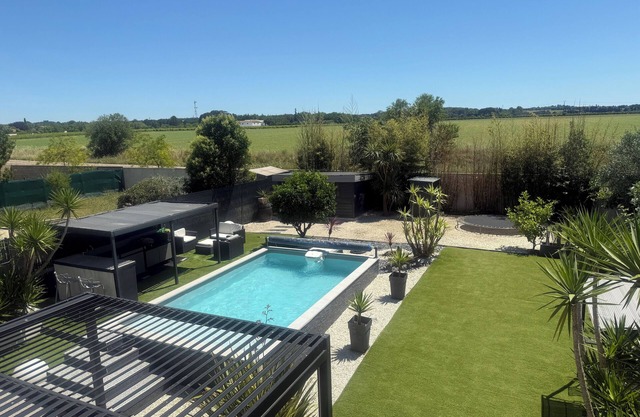 Luxury villa with swimming pool and air conditioning