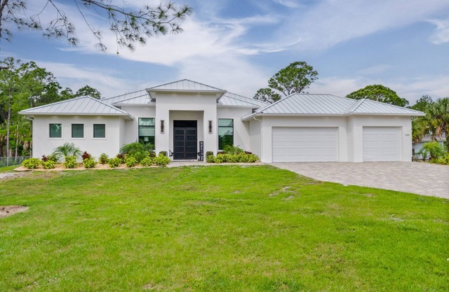 Luxe villa with saltwater pool, spa, outdoor kitchen, games & EVC - dog-friendly