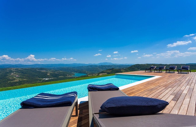 Villa de luxe - vues panoramiques à couper le souffle et piscine à débordement