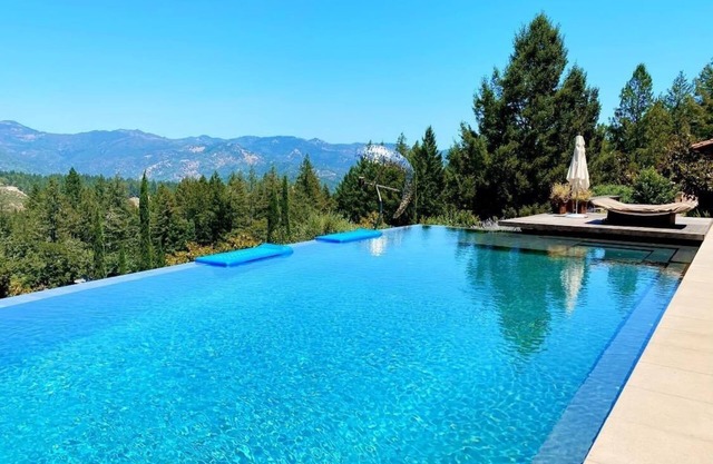 Luxury Vineyard Guest House avec des vues incroyables, piscine, tennis!