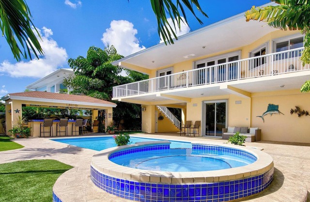 Luxury Water Front Home, Private Pool, Spa, Tiki Bar, 37' Foot Dock with Kayaks