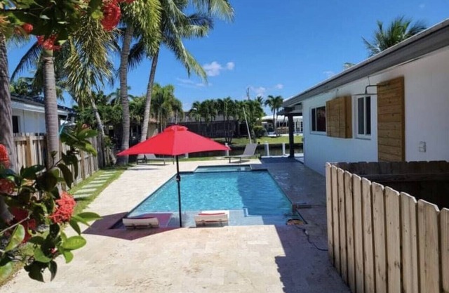 Luxury Waterfront Vacation Home! Heated Pool and Hot tub /Jacuzzi,5min to Beach