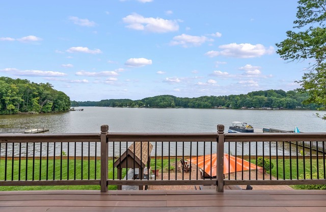 Luxury Waterfront 5-bedroom house on High Rock Lake