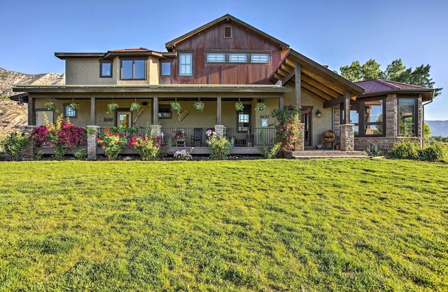 Luxe Waterfront Parachute House w / Fire Pit!