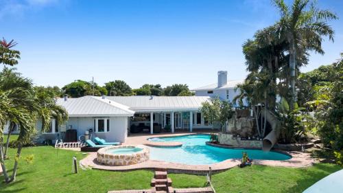 Luxury Waterfront-Pool Home, Slide, Hot Tub, Gulf Access