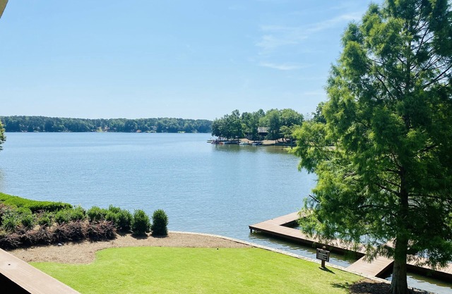 Suite Waterfront de luxe récemment rénovée / Prime Location / Golf 3ème en GA / Wifi