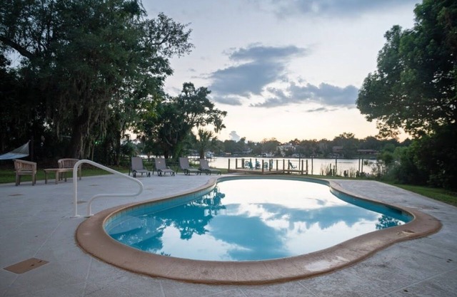 Maison de luxe au bord de l'eau avec piscine privée