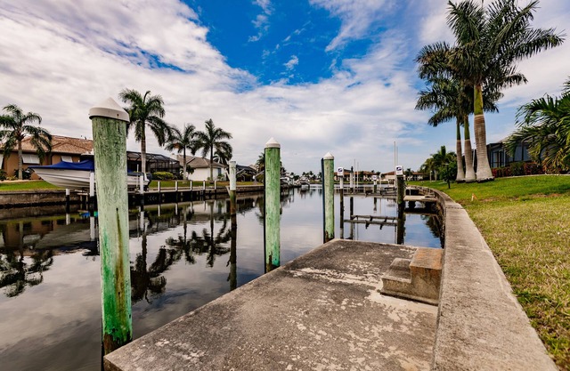 Luxury Waterfront Villa/Sleeps 8/Heated Saltwater Pool/Dock/Fishing