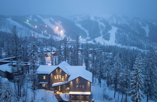 LUXURY with Direct Ski Access + Hot Tub, Theater Room & Ski Room + High End Amenities! Ridge Run