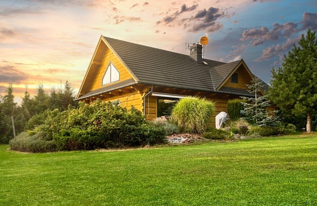 Idyllique maison en bois de luxe avec un grand jardin au milieu de la nature, avec sauna
