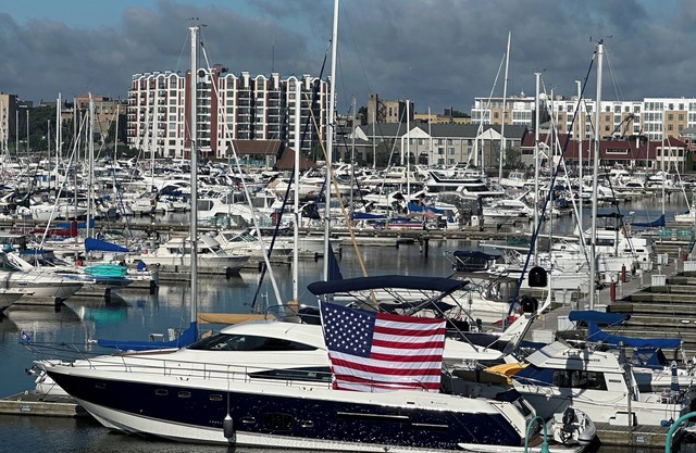 LUXURY YACHT IN DOWNTOWN MILWAUKEE 3BR, KITCHEN, FLYBRIDGE, AMAZING VIEWS!