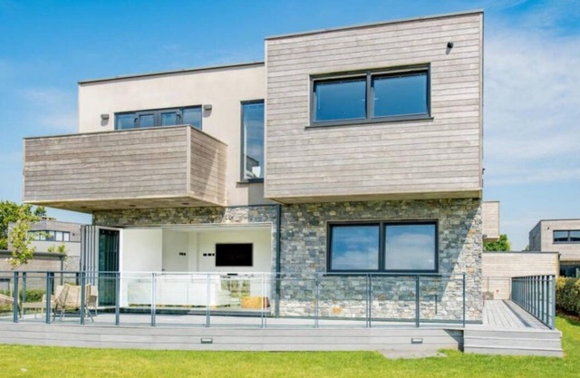 Luxury Yachthaven Living - Modern 5 Bedroom Home Sea Views