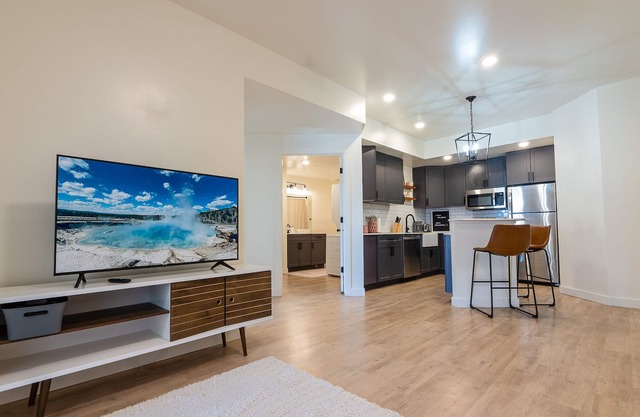 LUXURY YELLOWSTONE 2 BEDROOM SUITE