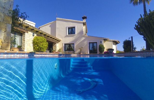 Luxusvilla with pool, few minutes to the beach