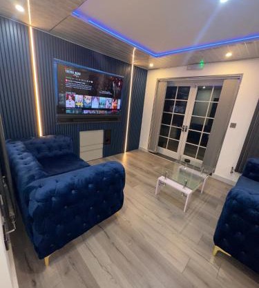 Luxxe House with Hot tub and Pool table