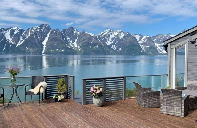 Lyngen Panorama, outstanding 3-bedroom cottage in delightful Troms whid Dome