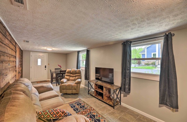 'Lynn' Dog-Friendly Abode w/ Mountain Views!