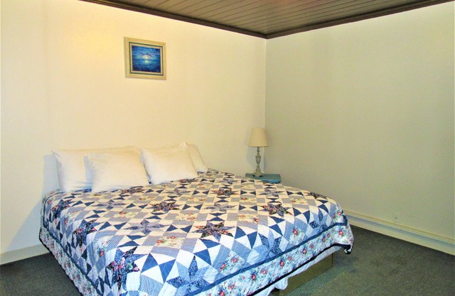 Lynnhurst Resort Motel #10 w/ Kitchen - Dog Friendly!