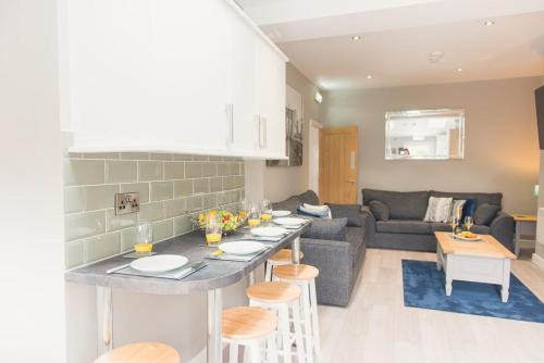 LYNNTON HOUSE Stunning 6 bed Town Centre House ALL with En-Suites Prime Location Tamworth