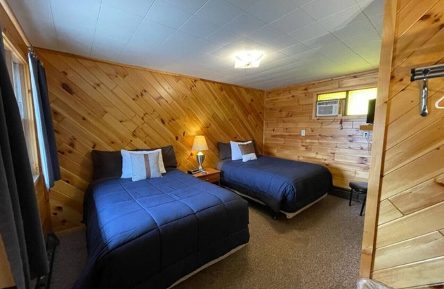 Lyons in Onaway - 2 Full Beds - Room 7 - Sleeps 4