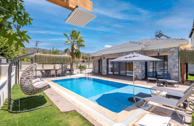 Müstakil havuzlu jakuzili tatil villası