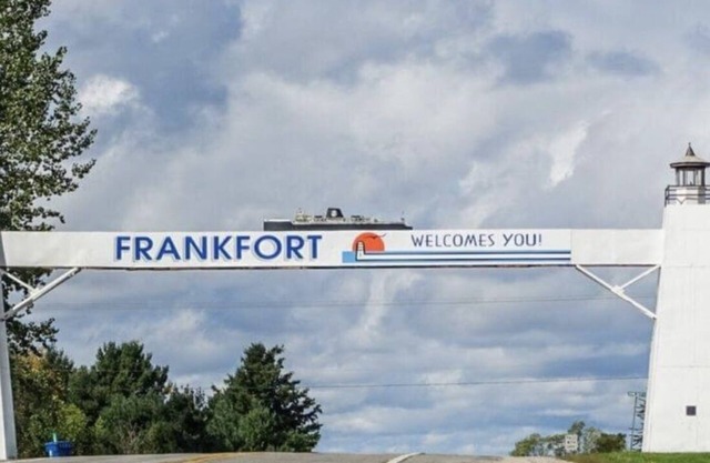 M-22 home, 3 min to Lake Michigan and surrounded by hiking trails!