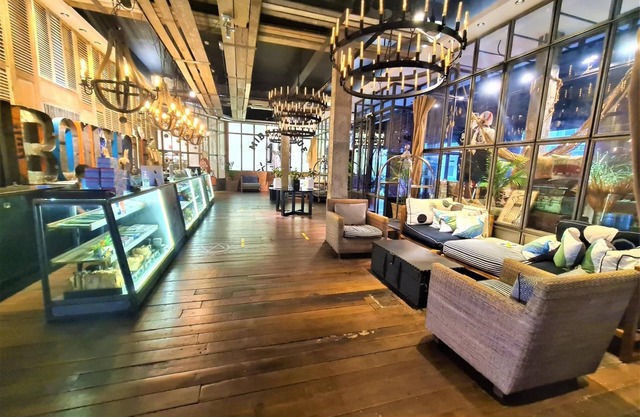 M Boutique Station 18