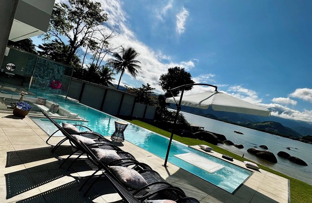 Mansion on the sand, private beach, heated jacuzzi, wet bar