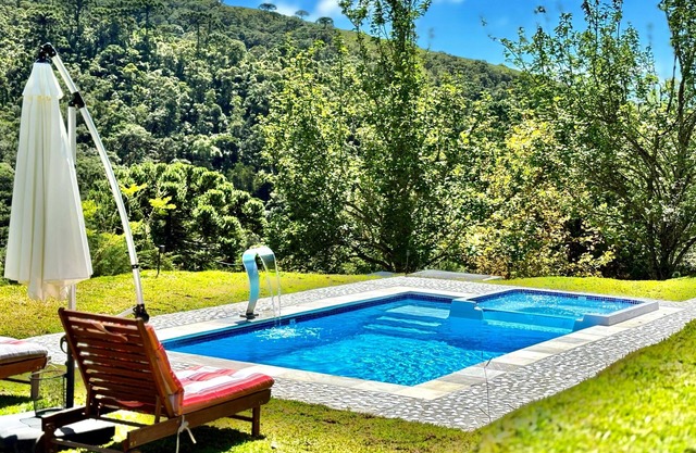 M&H Refuge - Incredible view, hot tub and heated pool 20 minutes from the center
