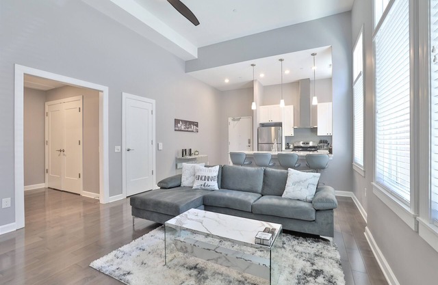 **m0dernLUX ~New~ OTR condo *Park ONsite*