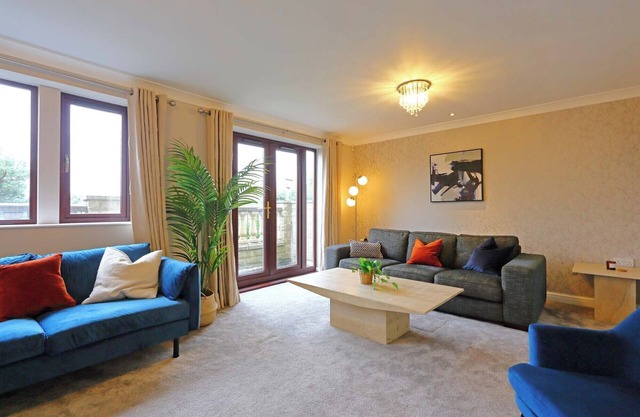 M1/M62-Free Parking+WiFi/ 8 beds/3 TVs/Office
