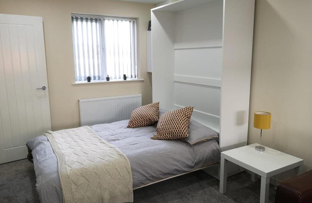 M60 Modern Studio Appartment with free parking