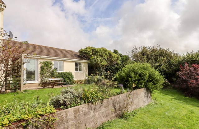 MABEL'S VIEW, pet friendly, with a garden in East Allington, Devon