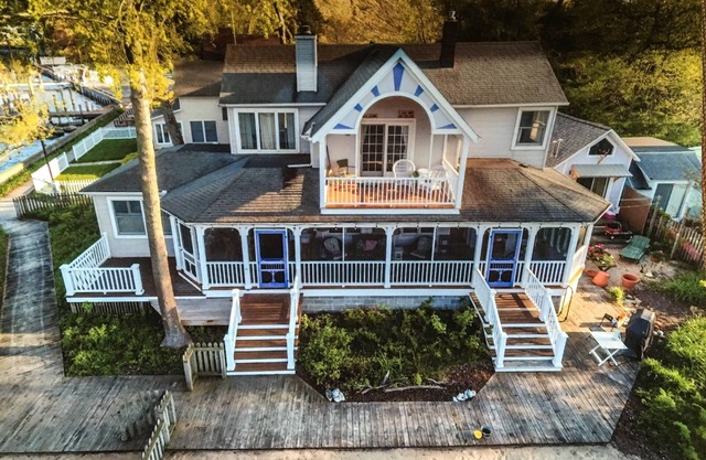 Macatawa Waterfront par «Big Red» / Cottage Living for 2
