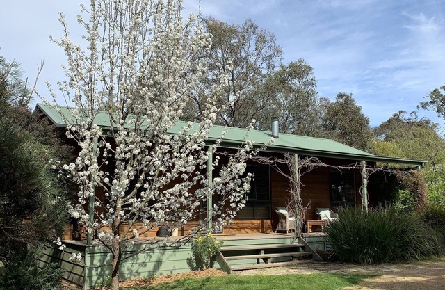 Maddens Cottage - Relax in the heart of the Yarra Valley wine district.