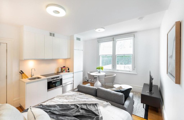 MadeComfy Cosy Studio in Leafy Glebe Estate