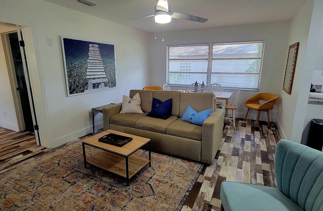 Madeira Beach Villas #8 Luxury 2br/2ba 4 min to the white sands of Madeira Beach
