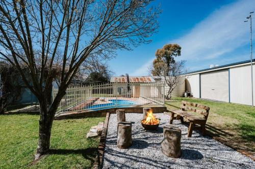 Madeira Cottage - Country Comfort with Pool and Spa