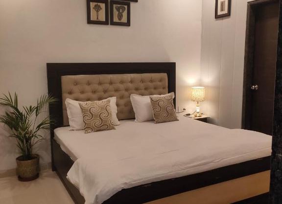 MADHAVPRIYA family home with kitchen in Vrindavan -