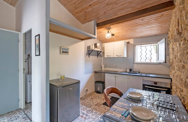 Madi Tornac - One Bedroom Apartment, Sleeps 4