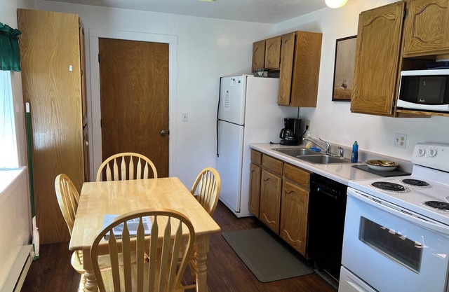 Madison Cabin 120, Cozy 2 Bedroom 1 Bath Cabin 2 Minutes to Yellowstone Entrance