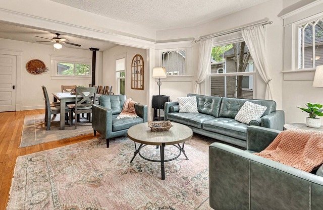 Madison Manor (4-Bedroom Bungalow) - Pets Allowed by RedAwning