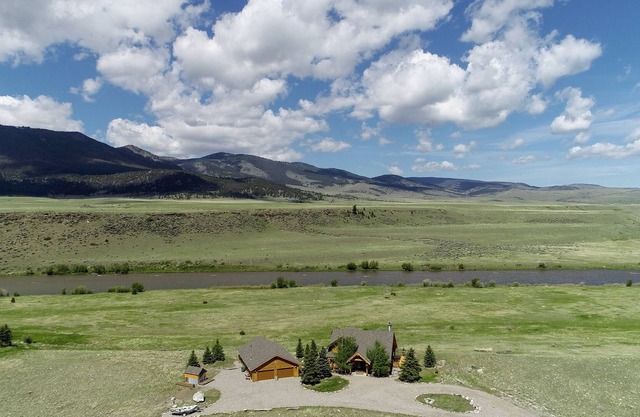 10 % discount for August bookings! Madison River Front Montana Log Home: