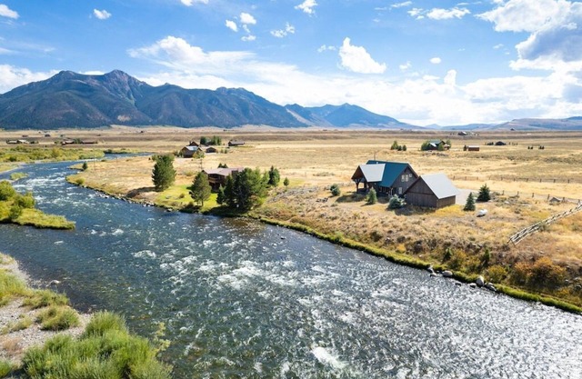 GRANDE RÉDUCTION D'OUVERTURE DE 15%! Maison au bord de la rivière près de Yellowstone Park et du lac Hebgen